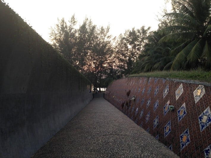 Welle und Gedenkmauer Memorial Park