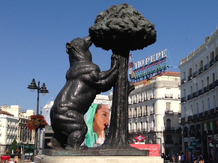 Bär am Erdbeerbaum, Skulptur in Madrid 