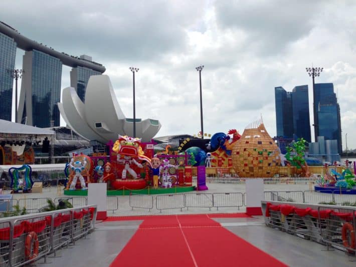 Chinese New Year, Bühnenaufbau, am Wasser, in Singapur, bunt, Jahr des Feuer-Hahn 