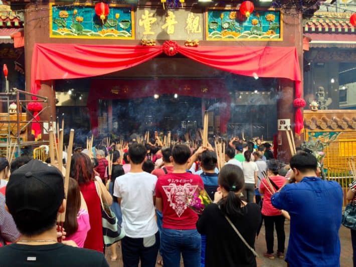 Betende vor einem Tempel in Chinatown Singapur zum Chinese New Year