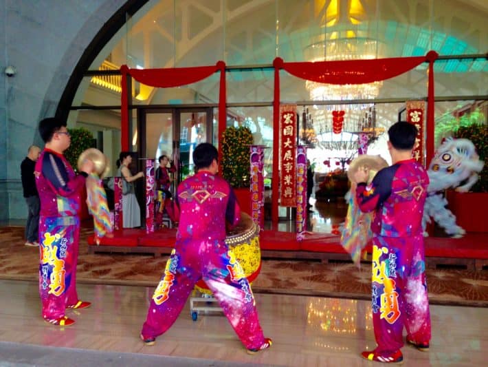 Lionsdancer zum Chinese New Year mit Musikern