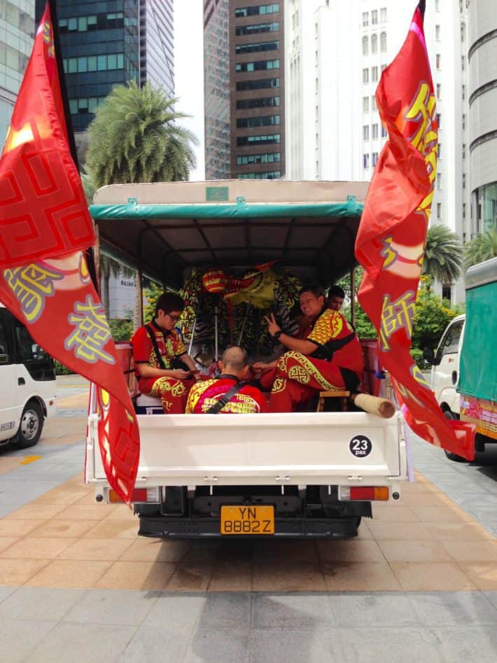 Liondancer auf dem Weg zum nächsten Gig zum Chinese New Year 
