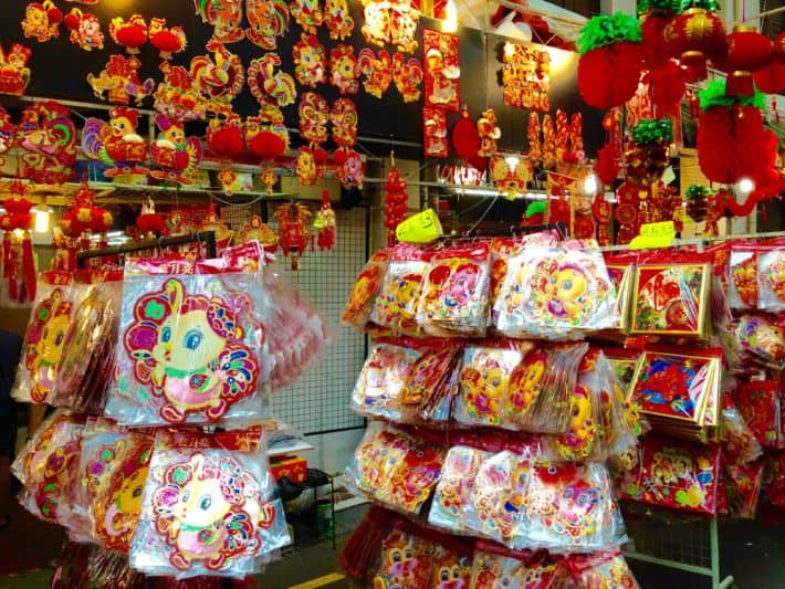 Glücksbringer zum Chinese New Year, rot, gold, Hahn, Küken
