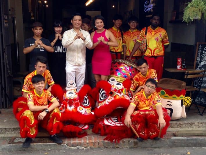 Familienfoto mit Löwentänzern und Musikern zum Chinese New Year in Melaka 