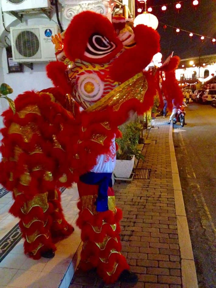 Löwentänzer im Kostüm zu Chinese New Year 
