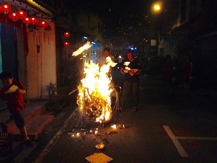 Oferfeuer, Feuer, Chinese New Year, Melaka, Feuerstelle auf der Straße