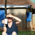 Laura Omamo, Anders leben, Ausgewandert, Interview auf Misses Backpack, Titelbild, Kenia, Frau vor Haus, Hütte