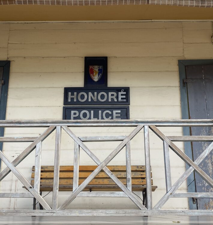 Polizeiwache von Honoré, Schild: Honoré Police, Drehort von Death in Paradise